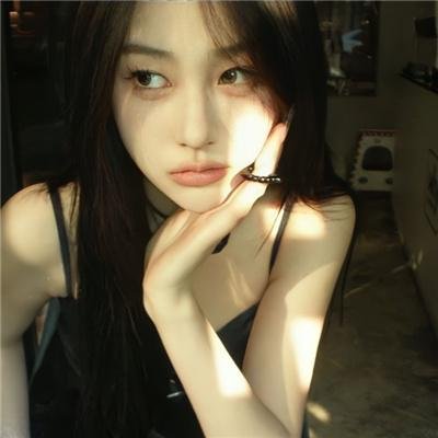 葡萄架下的女神